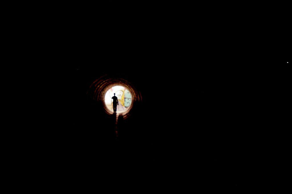 Persona caminando hacia la luz al final de un tunel durante los primeros días en recuperación 